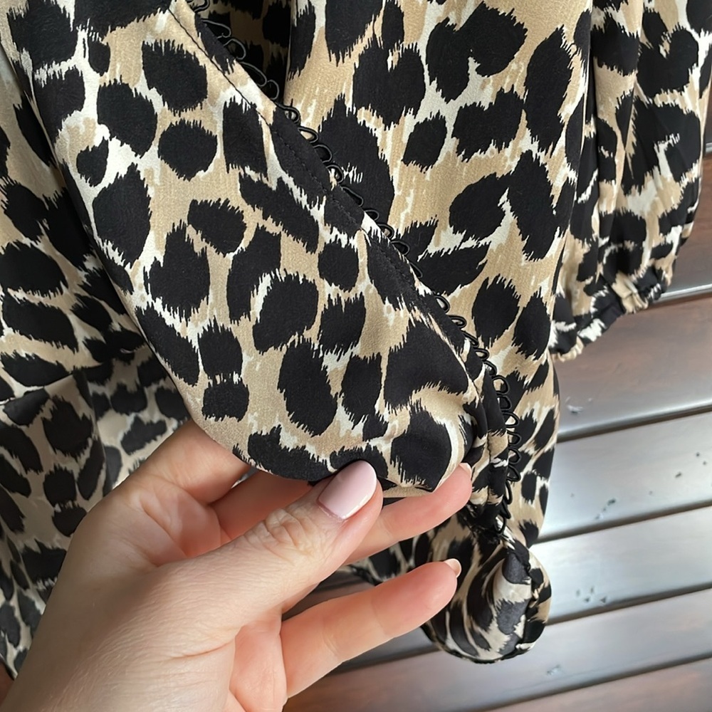 Ava & Aiden Leopard Bias Top Blouse Size Large EUC - Picture 4 of 5